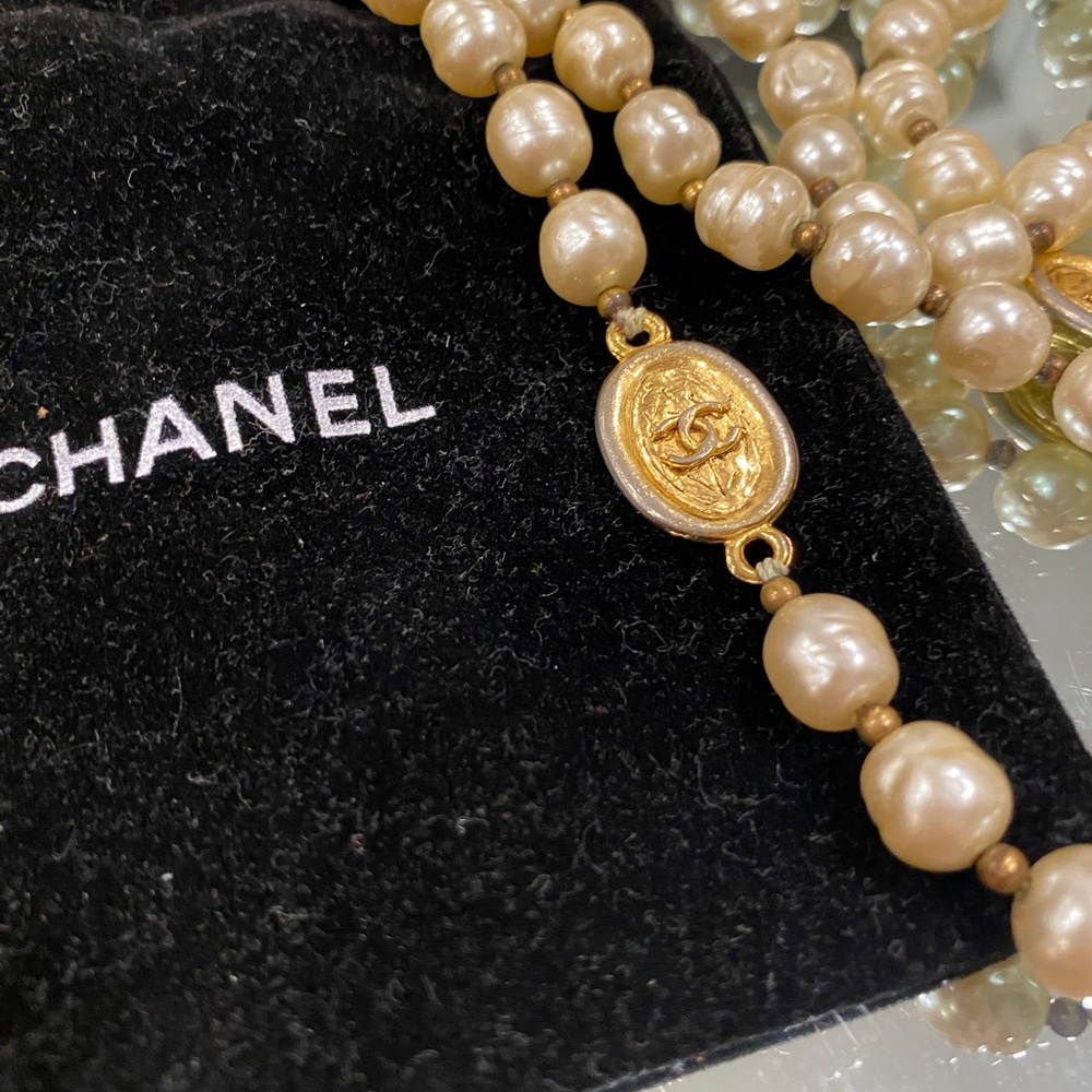 Authentic Chanel Vintage 70-80’s. Long strand. you can double. Rare find 👗